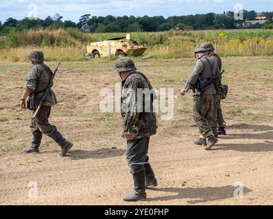 Forncett St Peter. Norfolk, Royaume-Uni – 18 août 2024. Soldats non identifiables vêtus d'un équipement camouflage lors d'un exercice d'entraînement Banque D'Images