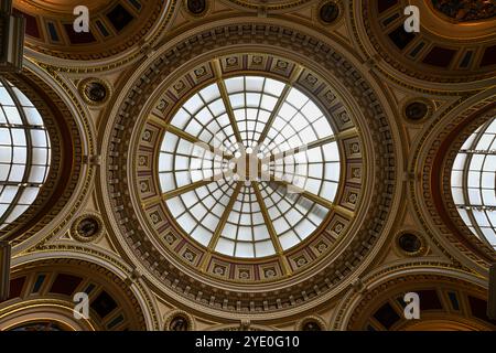 Londres, Royaume-Uni - 27 juin 2024 : National Gallery Londres plafond intérieur dôme architecture décorative puits de lumière colonnes de musée art déco et Renaissance sty Banque D'Images