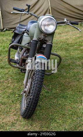 Forncett St Peter. Norfolk, Royaume-Uni – 18 août 2024. Vue avant d'une moto vintage de la seconde guerre mondiale Banque D'Images