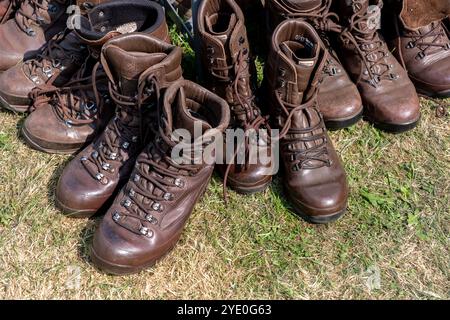 Forncett St Peter. Norfolk, Royaume-Uni – 18 août 2024. Bottes militaires robustes et robustes à vendre sur un stand de surplus de l'armée Banque D'Images