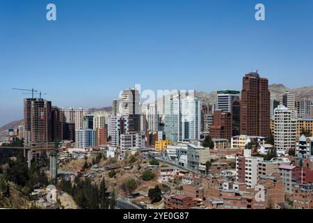 Belle vue sur Sopocachi, la Paz, Bolivie avec des bâtiments modernes et des montagnes en arrière-plan. La Paz est la ville la plus haute du monde avec une pop Banque D'Images