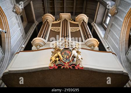 Londres, Royaume-Uni - 24 juin 2024 : les armoiries royales sur le loft d'orgue dans tous les reliques près de l'église Tower sont les armoiries Stuart originales de la restauration (1660) Banque D'Images