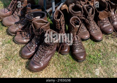 Forncett St Peter. Norfolk, Royaume-Uni – 18 août 2024. Bottes militaires robustes et robustes à vendre sur un stand de surplus de l'armée Banque D'Images