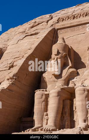 Statues colossales du roi Ramsès II, Abu Simbel, Egypte. Banque D'Images