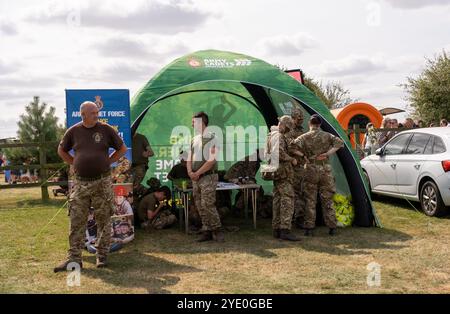 Forncett St Peter. Norfolk, Royaume-Uni – 18 août 2024. Tente d'enrôlement des Cadets de l'armée dans un musée de la seconde Guerre mondiale et reconstitution Banque D'Images