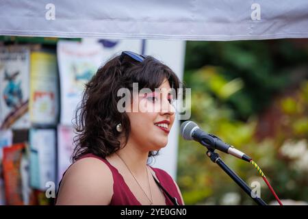 Lymm Food Festival 2024 - L'auteur-compositeur local Jess Lees divertit le public avec sa guitare Banque D'Images