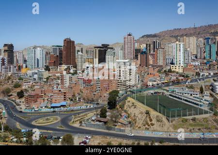 Belle vue sur Sopocachi, la Paz, Bolivie avec des bâtiments modernes, un terrain de football et des montagnes en arrière-plan. La Paz est la plus haute ville de th Banque D'Images