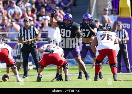 26 octobre 2024 : Caleb Fox (90), joueur de ligne défensive de la TCU Horned Frogs, marque la défense lors d'un match entre les Texas Tech Red Raiders et les Horned Frogs de l'Université chrétienne du Texas au stade Amon G. carter à Fort Worth, Texas. Freddie Beckwith/CSM Banque D'Images