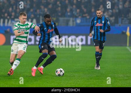 Ademola Lookman de l'Atalanta BC 1907 contrasté avec Alistair Johnston du Celtic FC en action lors de la phase MD1 de la Ligue des Champions League 2024/2025 de l'UEFA Banque D'Images