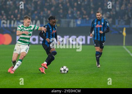 Ademola Lookman de l'Atalanta BC 1907 contrasté avec Alistair Johnston du Celtic FC en action lors de la phase MD1 de la Ligue des Champions League 2024/2025 de l'UEFA Banque D'Images