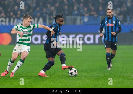 Ademola Lookman de l'Atalanta BC 1907 contrasté avec Alistair Johnston du Celtic FC en action lors de la phase MD1 de la Ligue des Champions League 2024/2025 de l'UEFA Banque D'Images