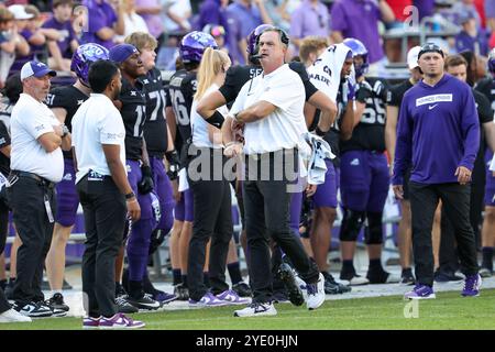 26 octobre 2024 : L'entraîneur-chef de TCU Horned Frogs, Sonny Dykes, marche sur la ligne de touche lors d'un match entre les Texas Tech Red Raiders et les Horned Frogs de l'Université chrétienne du Texas au stade Amon G. carter à Fort Worth, Texas. Freddie Beckwith/CSM Banque D'Images