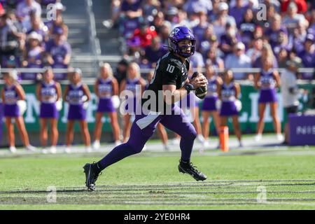 26 octobre 2024 : Josh Hoover (10 ans), le quarterback des Horned Frogs de TCU, sort pour passer lors d'un match entre les Texas Tech Red Raiders et les Horned Frogs de l'Université chrétienne du Texas au stade Amon G. carter à Fort Worth, Texas. Freddie Beckwith/CSM Banque D'Images