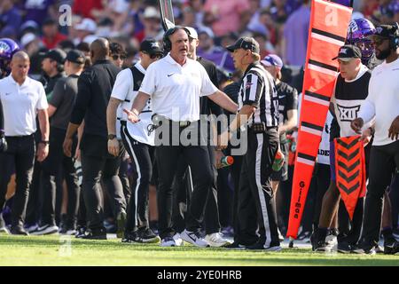 26 octobre 2024 : Sonny Dykes, entraîneur-chef du TCU Horned Frogs, discute avec un officiel lors d'un match entre les Texas Tech Red Raiders et les Horned Frogs de l'Université chrétienne du Texas au stade Amon G. carter à Fort Worth, Texas. Freddie Beckwith/CSM Banque D'Images