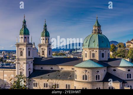 Ville de Salzbourg en Autriche. Églises, château, pont et beau paysage urbain avec les montagnes en arrière-plan. Salzbourg célèbres sites de la ville Banque D'Images