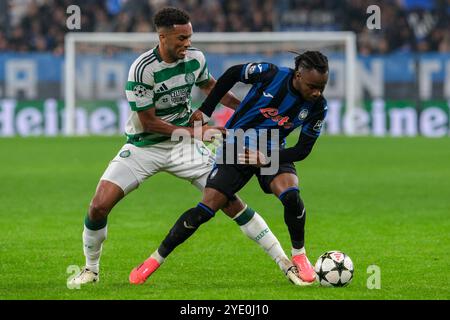 Ademola Lookman d'Atalanta BC 1907 contrasté avec Auston Trusty du Celtic FC lors de l'UEFA Champions League 2024/2025 phase MD1 football matc Banque D'Images