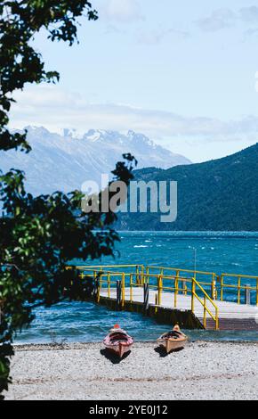 Beau paysage vertical du parc national de Lago Puelo avec kayaks et quai de bois pendant l'été à Chubut, Patagonie Argentine Banque D'Images