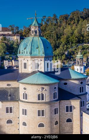 Ville de Salzbourg en Autriche. Églises, château, pont et beau paysage urbain avec les montagnes en arrière-plan. Salzbourg célèbres sites de la ville Banque D'Images