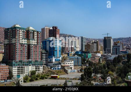 Belle vue sur Sopocachi, la Paz, Bolivie avec des bâtiments modernes et des montagnes en arrière-plan. La Paz est la ville la plus haute du monde avec une pop Banque D'Images