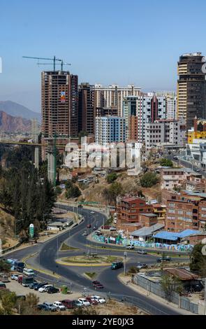 Vue verticale de Sopocachi, la Paz, Bolivie avec des bâtiments modernes, des rues et des montagnes en arrière-plan. La Paz est la plus haute ville du monde wi Banque D'Images