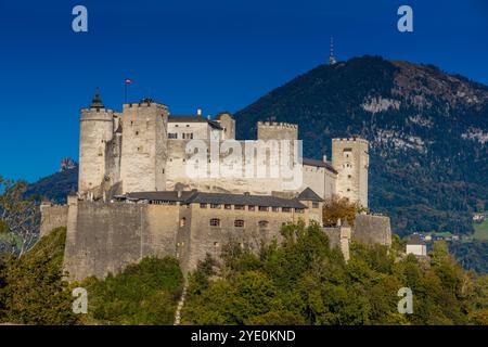 Ville de Salzbourg en Autriche. Églises, château, pont et beau paysage urbain avec les montagnes en arrière-plan. Salzbourg célèbres sites de la ville Banque D'Images