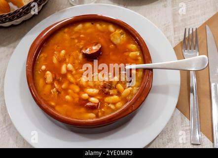 Fabada asturiana dans une assiette à soupe brune Banque D'Images