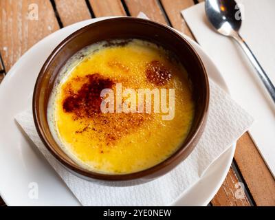 Crème anglaise douce catalana avec croûte de sucre caramélisé Banque D'Images