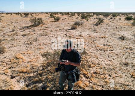 PUERTO PEÑASCO, MEXIQUE - 19 OCTOBRE : : Luis Gutierrez photographe pilote un drone en compétition sur la route XX km dans le cadre de Gran Carrera del Desierto le 19 octobre 2024 à Puerto Peñasco, Sonora, Mexique. (Photo Luis Gutierrez/Norte photo/) Banque D'Images