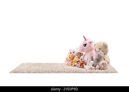 Jouets animaux en peluche sur un capet isolé sur fond blanc Banque D'Images