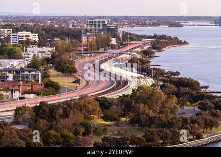 Pistes légères de la circulation achalandée sur une autoroute à Perth, Australie la nuit en début de soirée. Banque D'Images