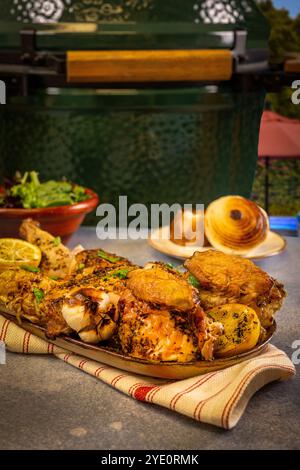 Poulet grillé en extérieur près de la piscine avec salade et oignons Banque D'Images