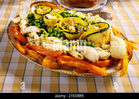 Salade de carottes rôties, oignons et courgettes Banque D'Images