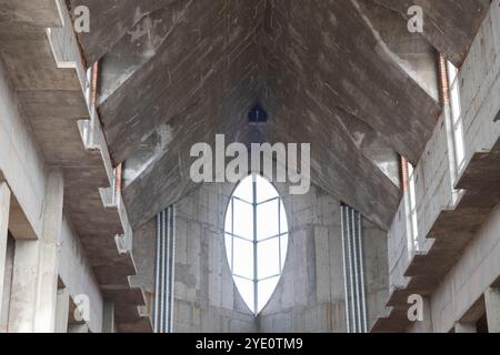 plafond et fenêtres dans le temple inachevé Banque D'Images