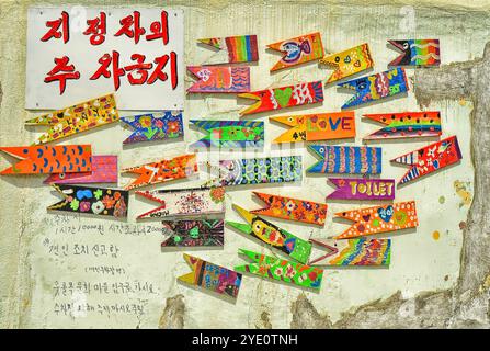Un mur dans le village culturel de Gamcheon (coréen : 감천문화마을) est une ville de Gamcheon-dong, district de Saha, Busan, Corée du Sud. Banque D'Images