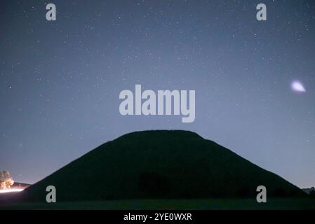 SpaceX Falcon 9 Starlink Mission Flight 386 fusée sortie atmosphère laissant un nuage de fumée coloré en décoloration derrière 3 sur 11 Banque D'Images