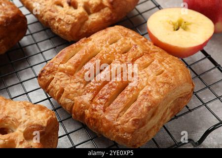 Délicieuses pâtisseries feuilletées avec garniture de fruits sur la table grise, gros plan Banque D'Images