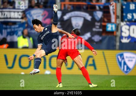 Bochum, Deutschland, 1. Fussball Bundesliga 8. Spieltag VFL Bochum : FC Bayern München 0:5 27. 10. 2024 im Vonovia Ruhrstadion in Bochum Koji MIYOSHI (VFL) Li.- und Leroy SANE (FCB) Re.- Foto : Norbert Schmidt, Duesseldorf Banque D'Images