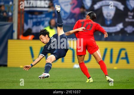 Bochum, Deutschland, 1. Fussball Bundesliga 8. Spieltag VFL Bochum : FC Bayern München 0:5 27. 10. 2024 im Vonovia Ruhrstadion in Bochum Koji MIYOSHI (VFL) Li.- und Leroy SANE (FCB) Re.- Foto : Norbert Schmidt, Duesseldorf Banque D'Images