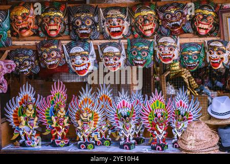 Masques et statues traditionnels balinais en bois exposés dans une boutique de souvenirs Banque D'Images