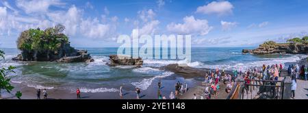 Touristes appréciant la vue au temple Tanah Lot sur un rocher à Bali, Indonésie, avec un paysage de ciel bleu et de nuages, 2020-01-05, Tanah Lot, bal Banque D'Images