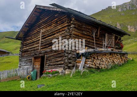 Une belle cabane décorée dans une prairie alpine à côté de la cabane Troier sur la Seceda dans le parc naturel Puez Odle, au-dessus d'Ortisei (Sankt Ulrich) dans le V. Banque D'Images