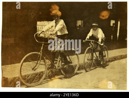 Wilbur Bold, Western Union Messenger No 14, 12 ans, travaille jusqu'à 23 HEURES habituellement, mais toute la nuit quand ils sont occupés. Lieu : Tampa, Floride. Photographie de Lewis Wickes Hine, mars 1911.. Photographie américaine vintage des années 1910 Projet sur le travail des enfants. Crédit : Lewis Hines Banque D'Images