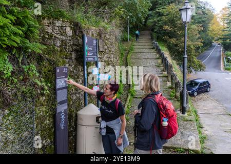Point de départ pour des randonnées à Borgo Maggiore et vue sur l'ancienne liaison routière jusqu'à la ville de Saint-Marin. Aujourd'hui, il y a un téléphérique qui relie les deux endroits, dans le passé la Costa dell'Arnella était le seul chemin. Ascension vers la vieille ville de Saint-Marin via le sentier de randonnée Percorso della Rupe. Via la Riva, Borgo Maggiore, Saint-Marin Banque D'Images