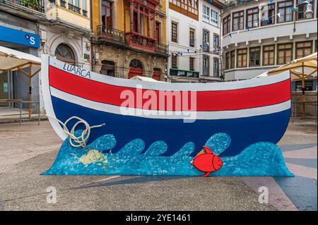 LUARCA, ESPAGNE - 2 SEPTEMBRE 2022 : bateau utilisé comme lieu de photo touristique dans la vieille ville de Luarca, Asturies, dans le nord de l'Espagne Banque D'Images