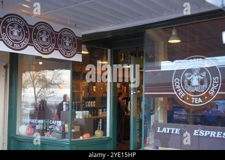 Vitrine et fenêtres du café Starbucks sur Pike place à Seattle, Washington, États-Unis. Banque D'Images