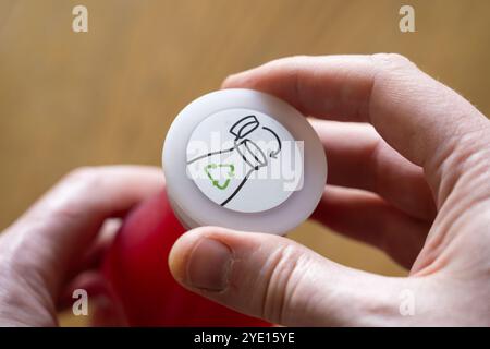 Femme buvant une boisson non alcoolisée. La directive de l'UE sur les bouchons de bouteilles en plastique aborde l'utilisation et de l'élimination non durables des produits en plastique. Angleterre Banque D'Images