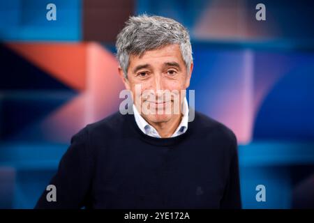 WissenschaftsJournalist Ranga Yogeshwar in der ARD-Talkshow hart aber fair in den WDR-Studios Köln. Köln, 28.10.2024 NRW Deutschland *** journaliste scientifique Ranga Yogeshwar sur le talk-show ARD hart aber Fair aux studios WDR à Cologne Cologne, 28 10 2024 NRW Allemagne Copyright : xChristophxHardtx Banque D'Images