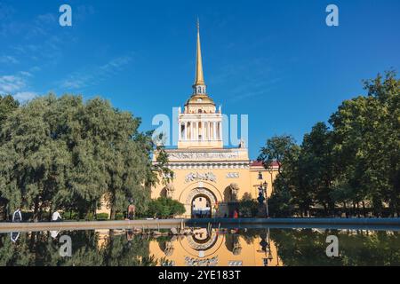 Bâtiment de l'Amirauté avec reflet dans l'eau par une journée ensoleillée à Pétersbourg Banque D'Images