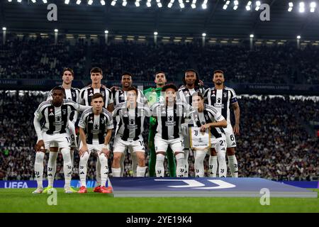 Turin, Italie. 22 octobre 2024. Le Juventus FC débutant onze lignes pour une photo d'équipe avant le coup d'envoi, rangée arrière ( de gauche à droite ) ; Dusan Vlahovic, Nicolo Savona, Juan Cabal, Mattia Perin, Kephren Thuram et Danilo, première ligne ( de gauche à droite ) ; Pierre Kalulu, Francisco Conceicao, Kenan Yildiz, Weston McKennie et Nicolo Fagioli, dans le match de l'UEFA Champions League au stade Allianz de Turin. Le crédit photo devrait se lire : Jonathan Moscrop/Sportimage crédit : Sportimage Ltd/Alamy Live News Banque D'Images