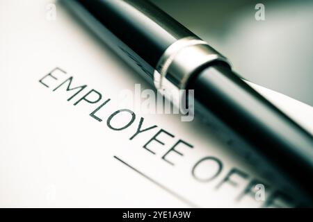 Gros plan d'une lettre d'offre d'emploi et d'un stylo, mettant en évidence les possibilités d'emploi, les processus d'embauche et le développement de carrière pour les candidats et les entreprises Banque D'Images